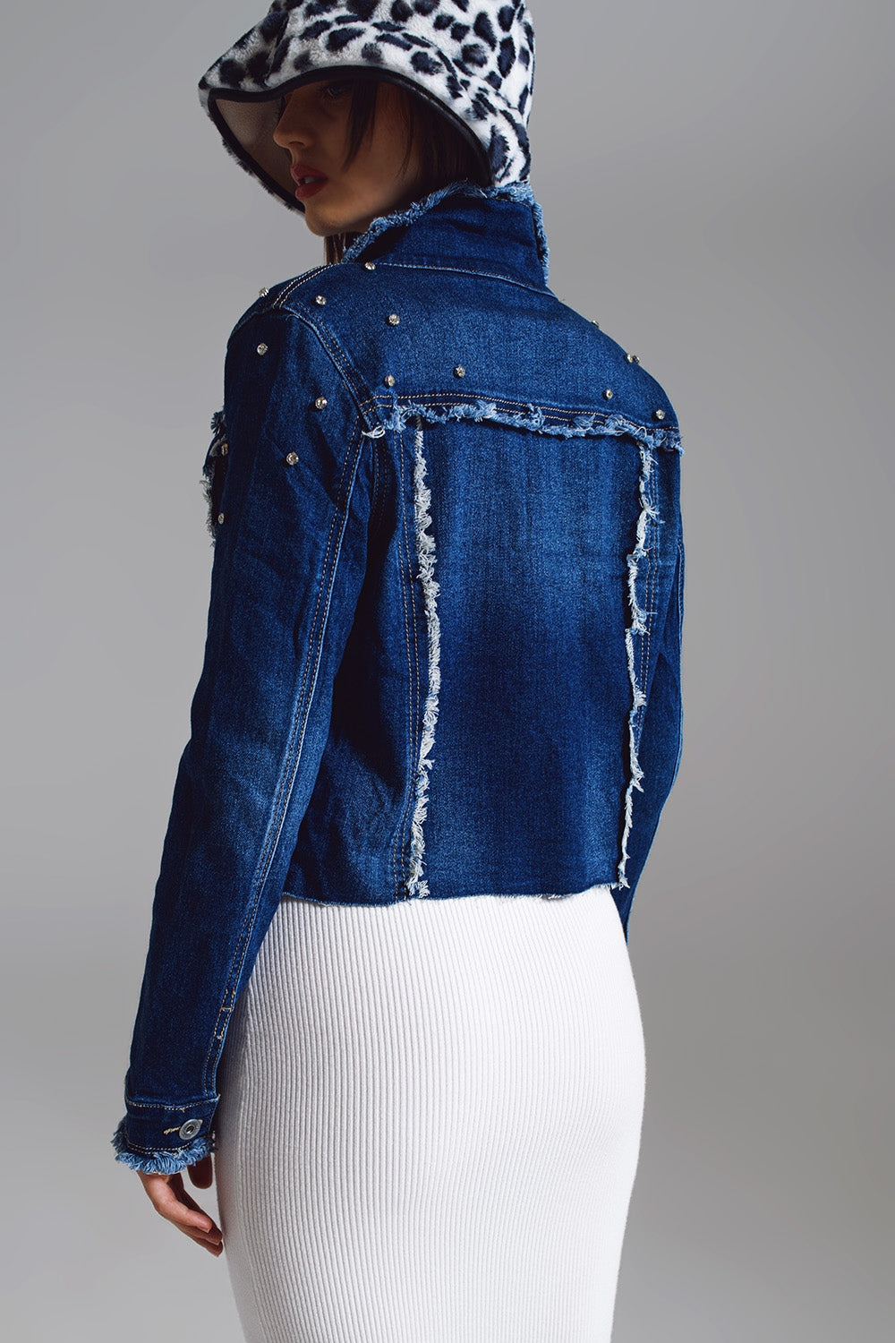 Veste en denim avec des détails effilochés et brodés en Midwash