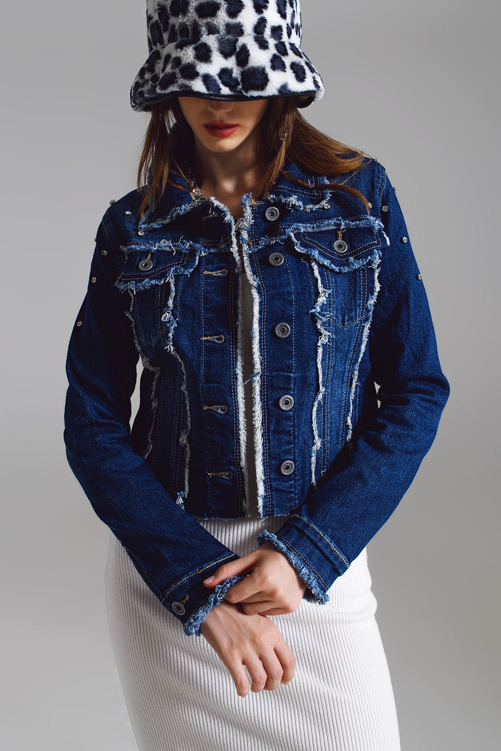 Veste en denim avec des détails effilochés et brodés en Midwash