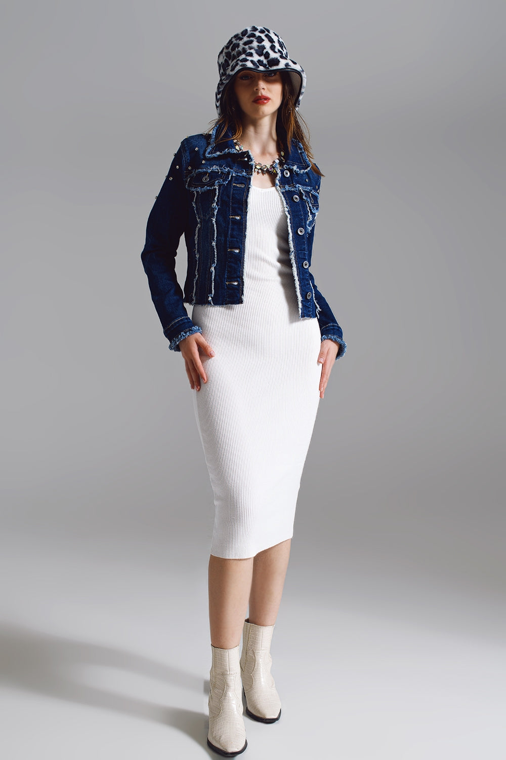 Veste en denim avec des détails effilochés et brodés en Midwash