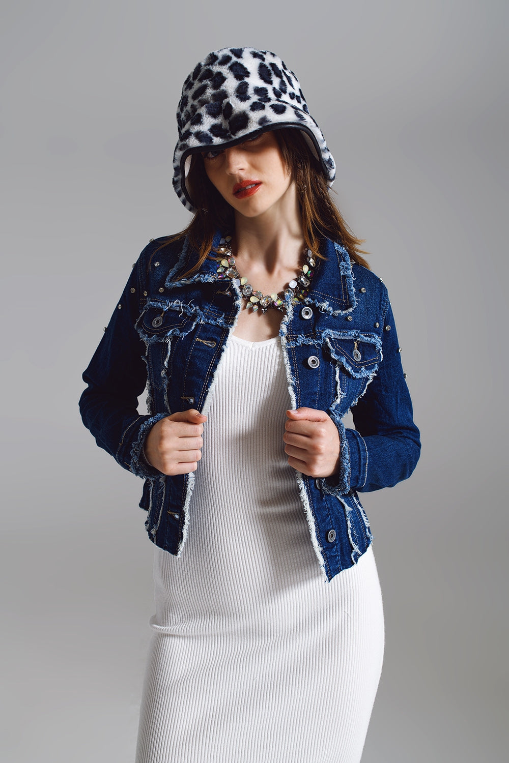 Veste en denim avec des détails effilochés et brodés en Midwash