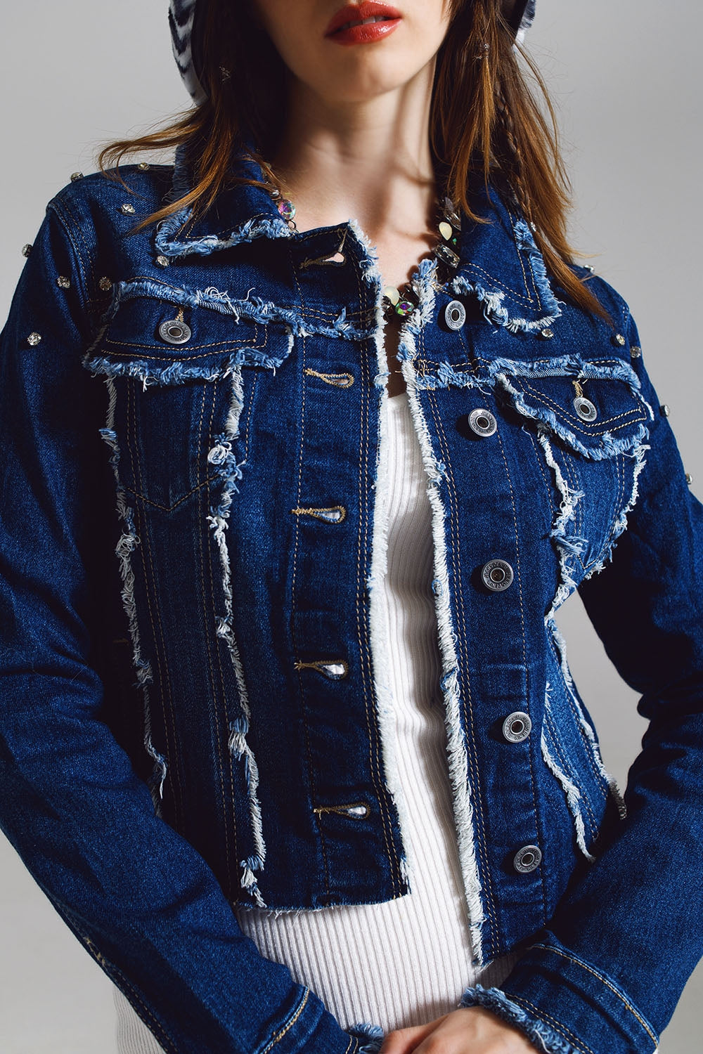 Veste en denim avec des détails effilochés et brodés en Midwash