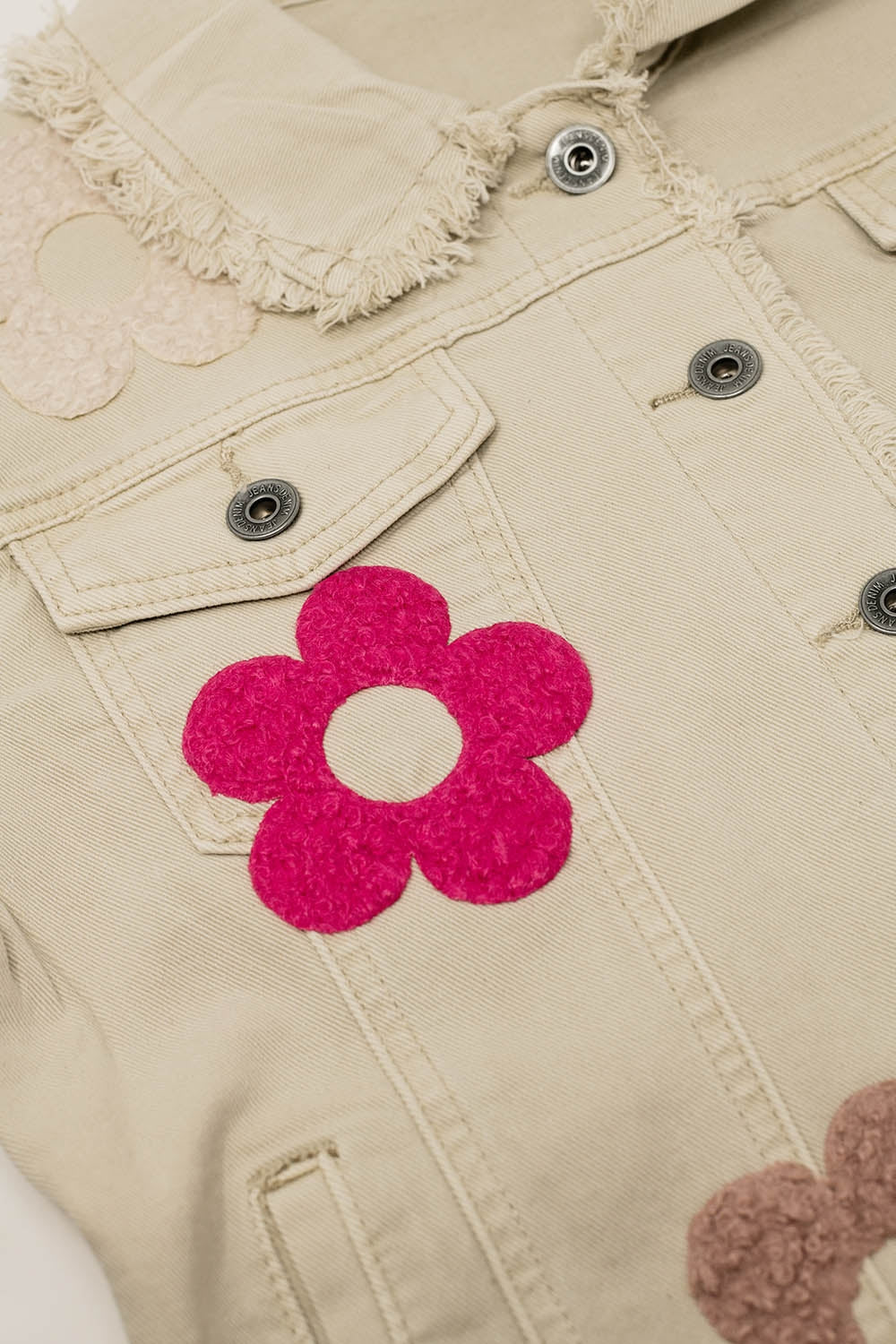 Veste en jean beige avec fleurs brodées