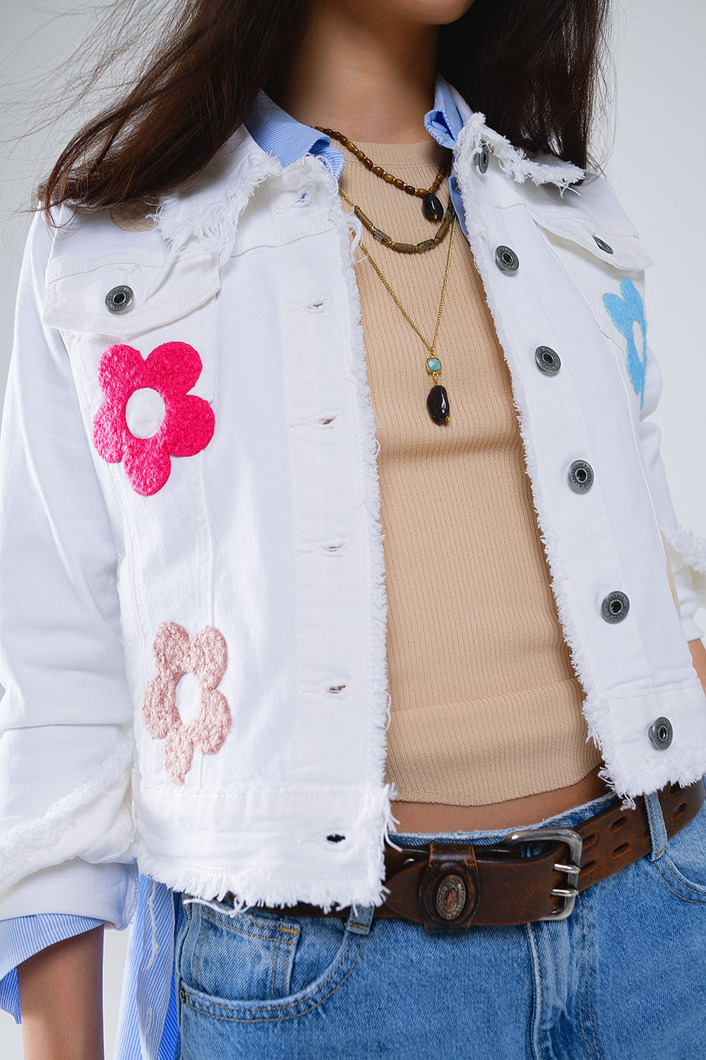 Veste en jean blanc avec fleurs brodées