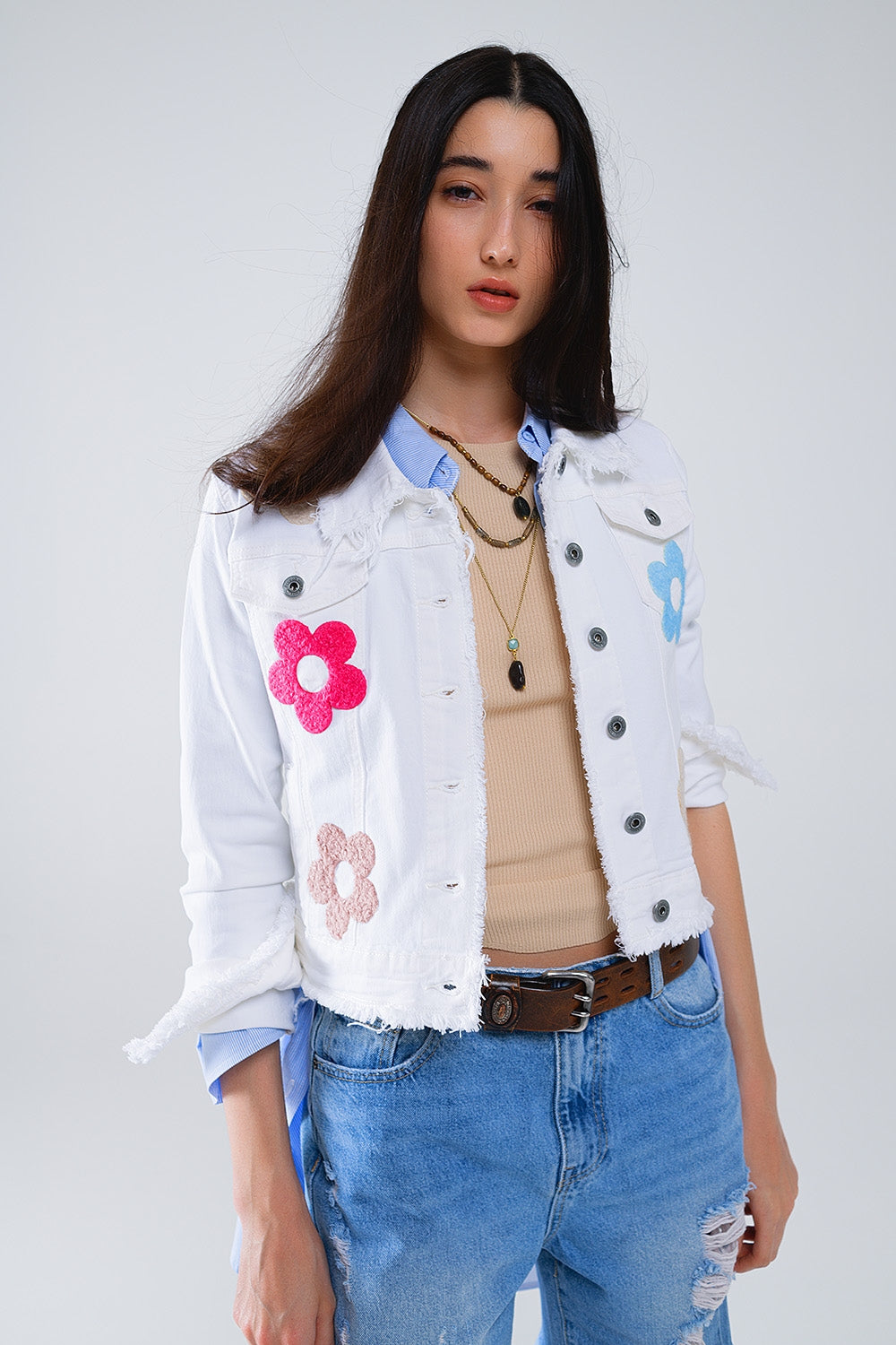 Veste en jean blanc avec fleurs brodées