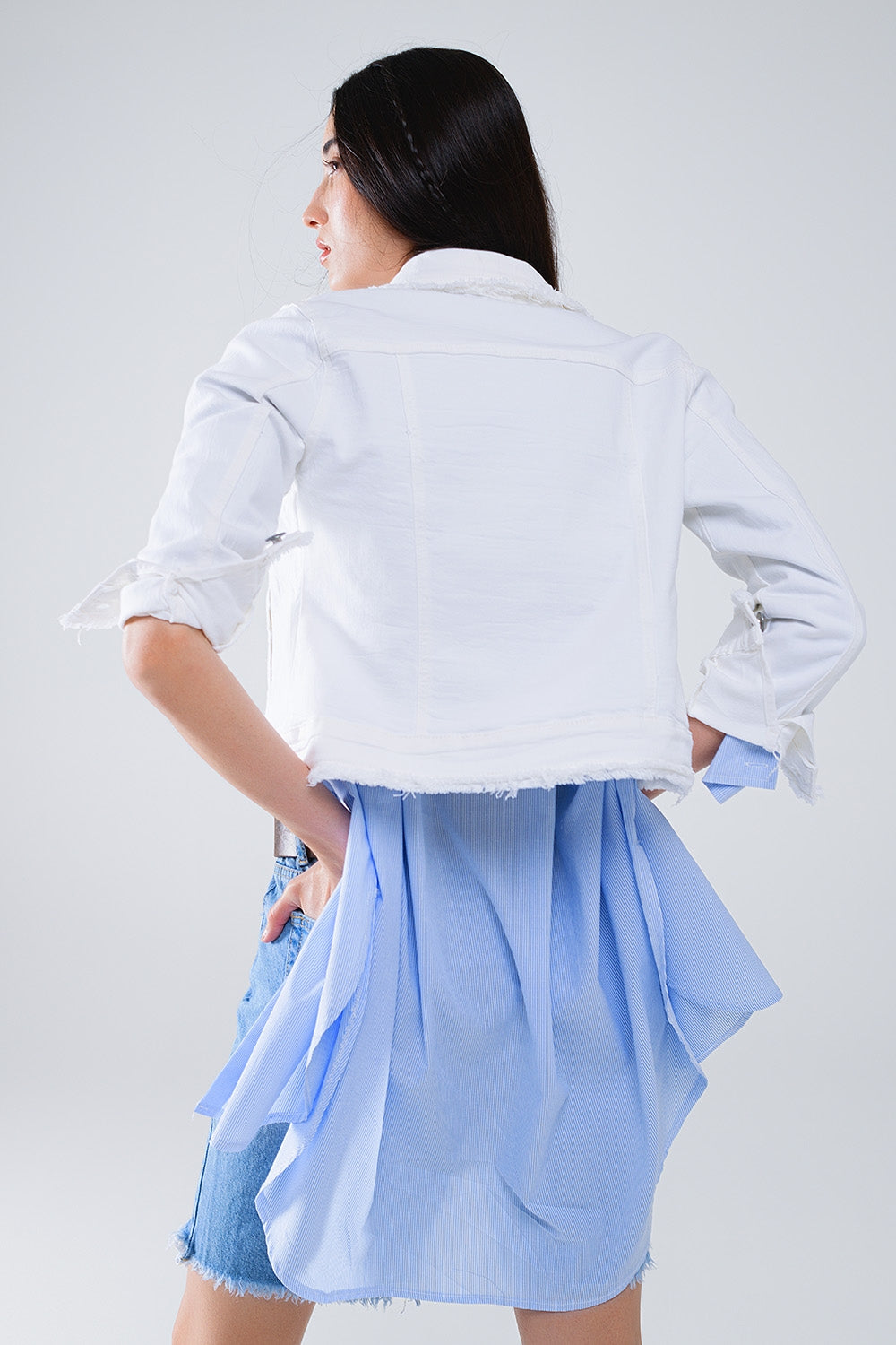 Veste en jean blanc avec fleurs brodées