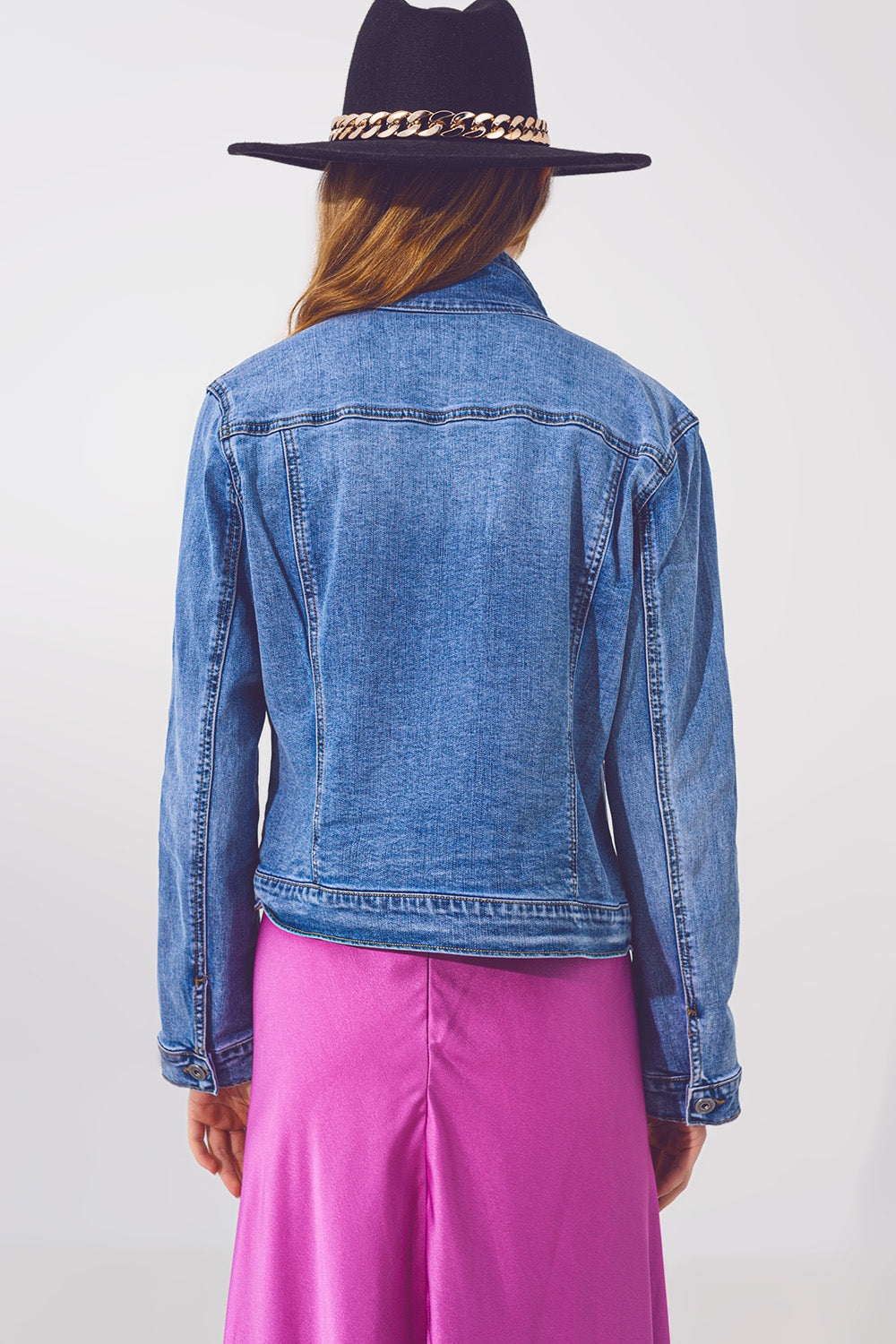 Veste en jean bleu clair délavé avec détail de sequins