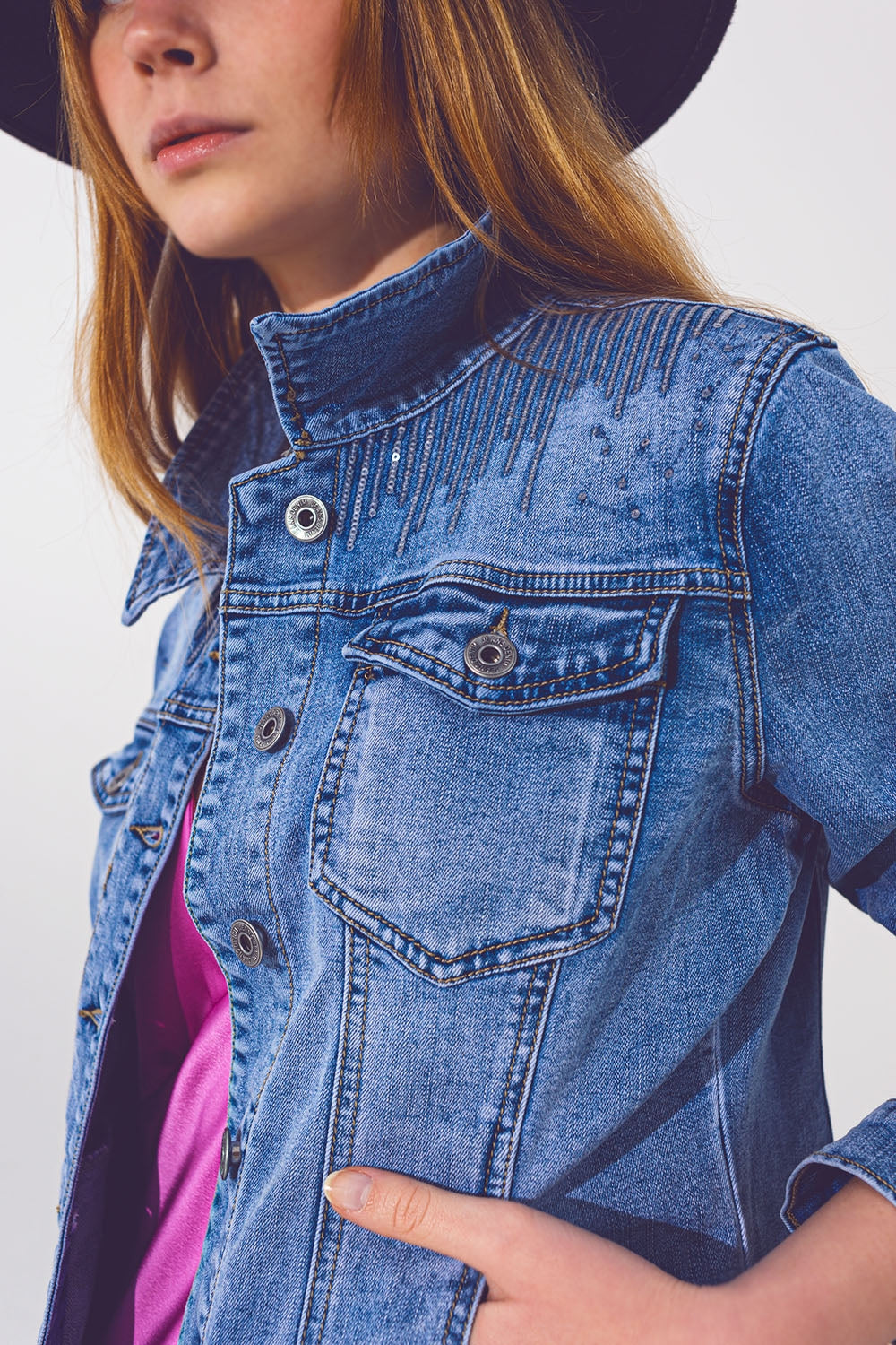 Veste en jean bleu clair délavé avec détail de sequins