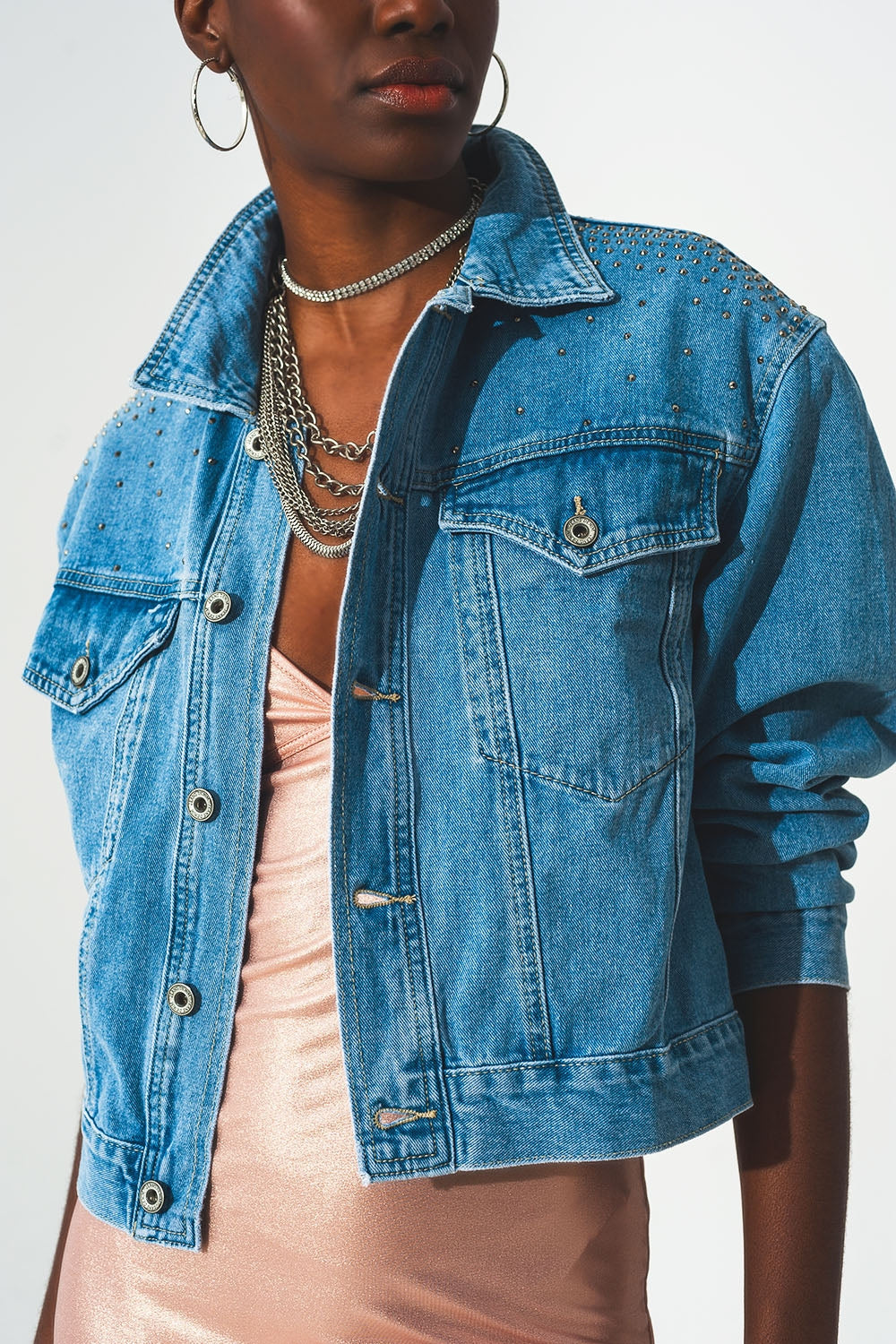 Veste en jean cloutée bleue