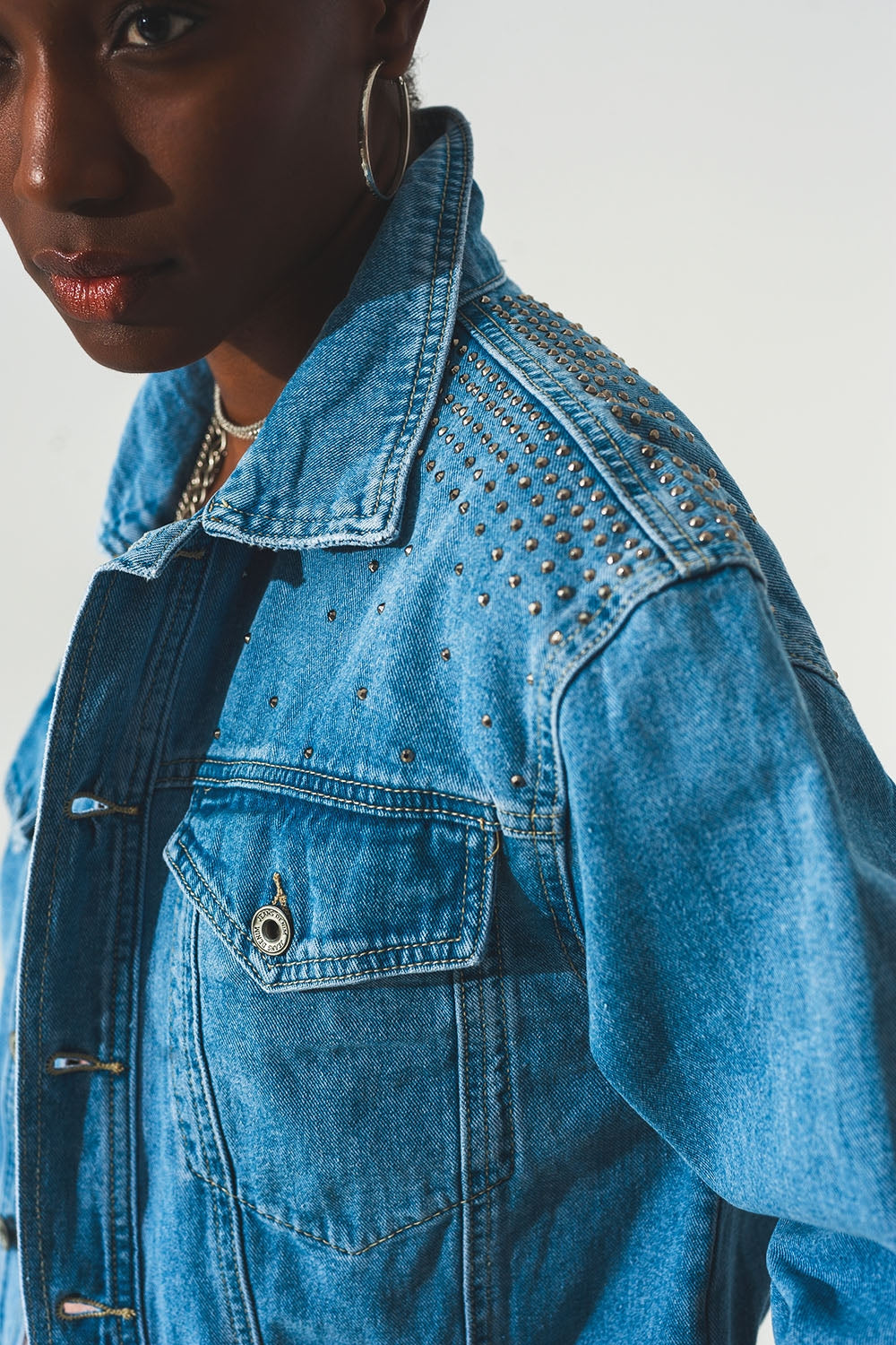 Veste en jean cloutée bleue